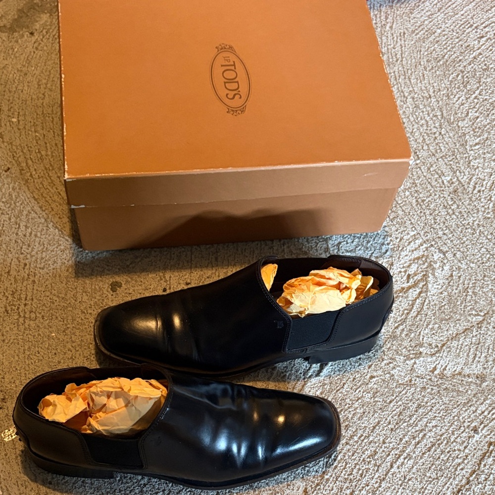 Tod's Elegant Black Leather Loafers